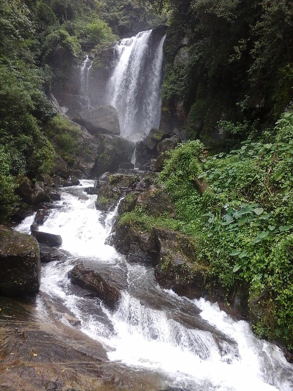 Devathura Falls beside the A5 at Ramboda Pass