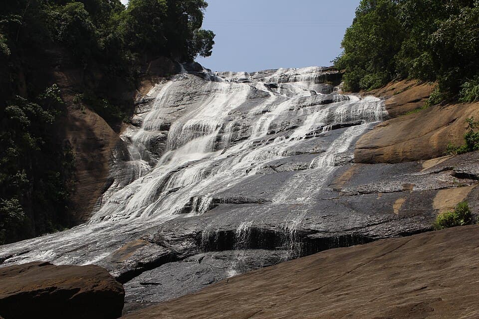 Kirindi Ella, a 116-meter waterfall near Pelmadulla
