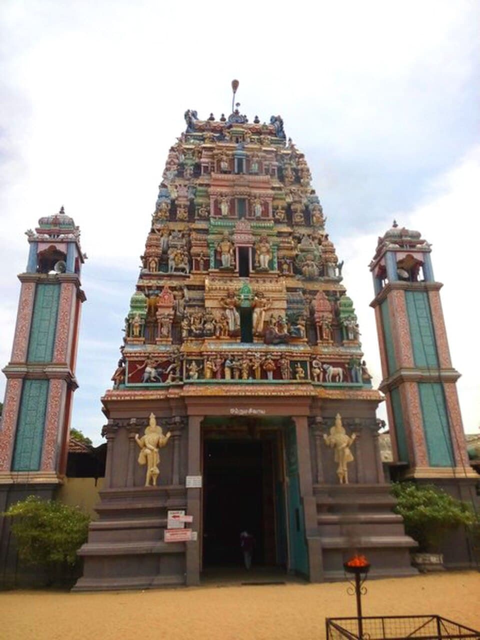 The gopuram of Kokkadicholai Thaanthonreeswarar Temple near Batticaloa