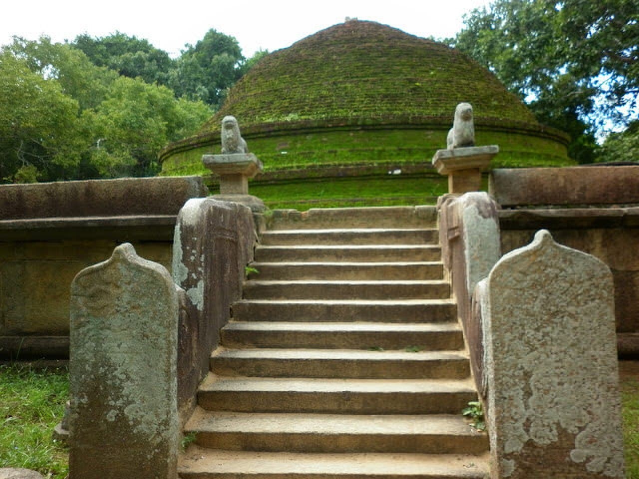Reclining Buddha statue at Magul Maha Viharaya in Hikkaduwa