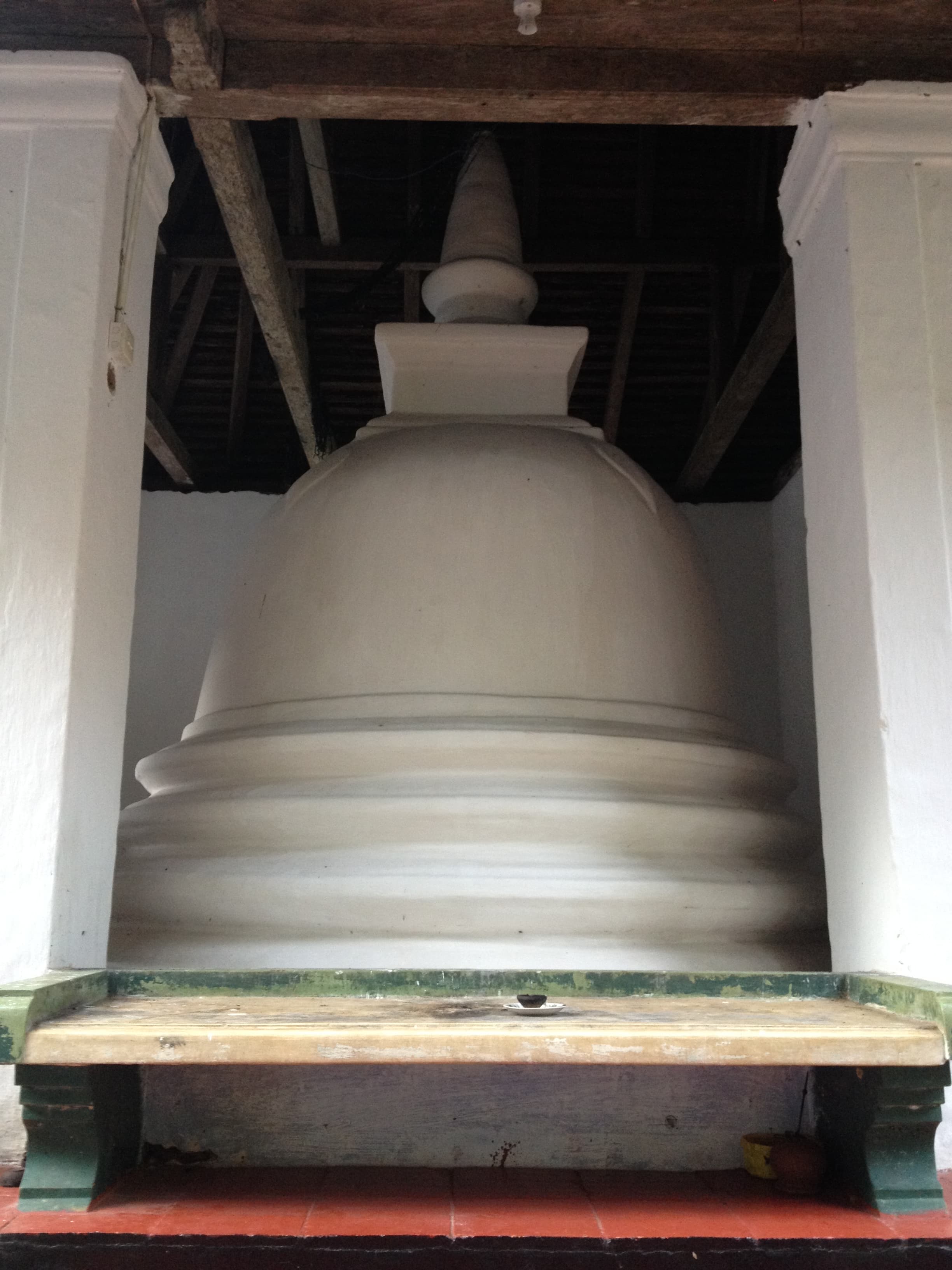 Pusulpitiya Raja Maha Vihara beside the Kotmale Oya