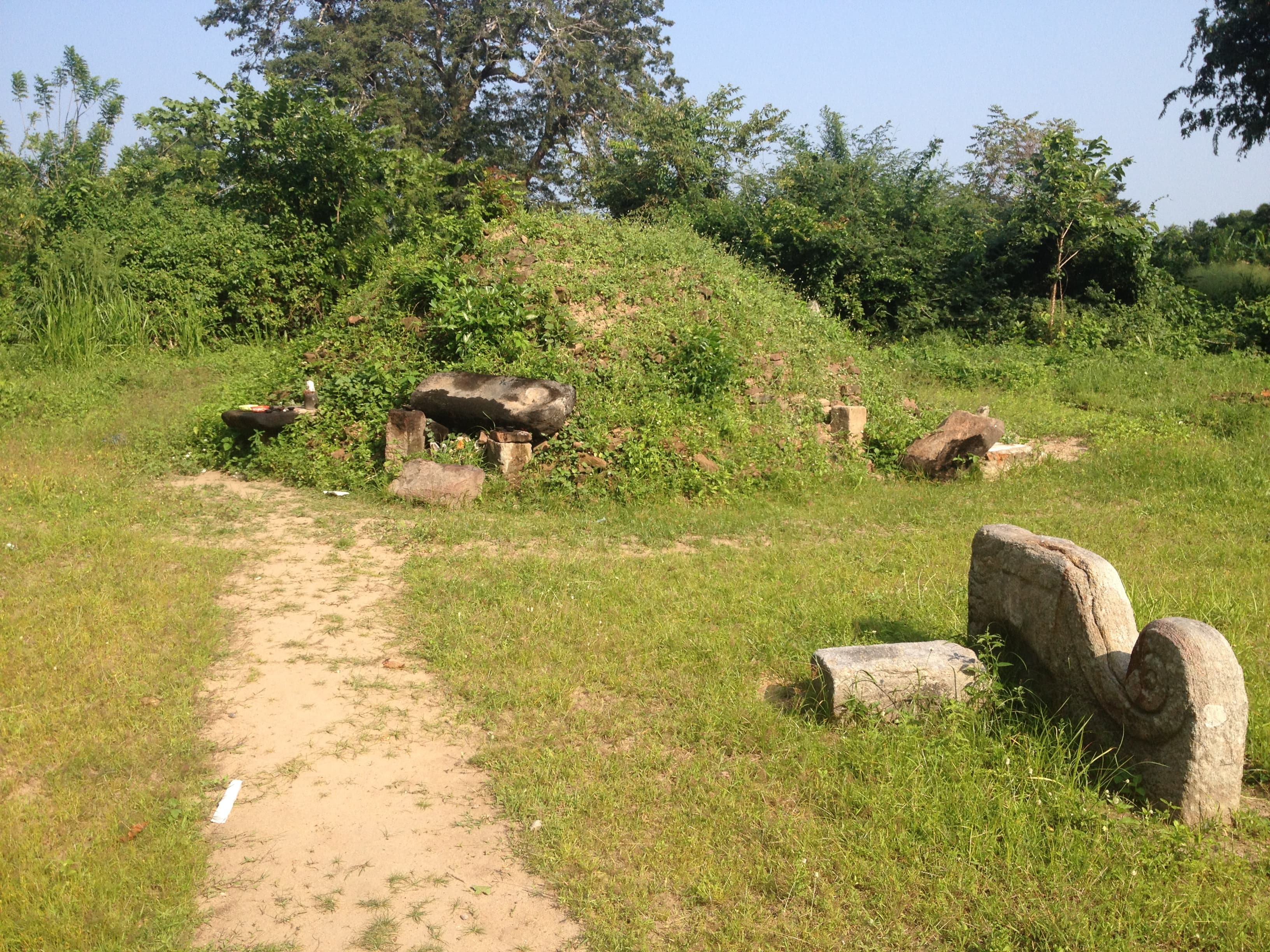 The stupa of Lahugala Kiri Vehera near Pottuvil