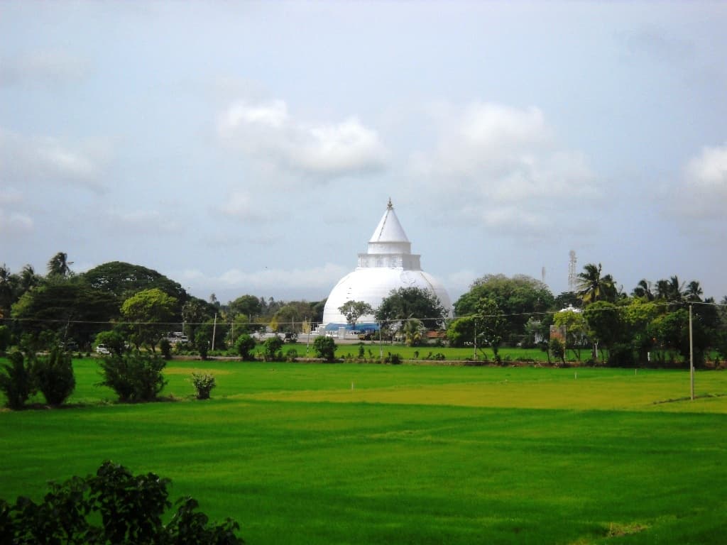 Tissamaharama Raja Maha Vihara, an ancient Buddhist temple with a large stupa