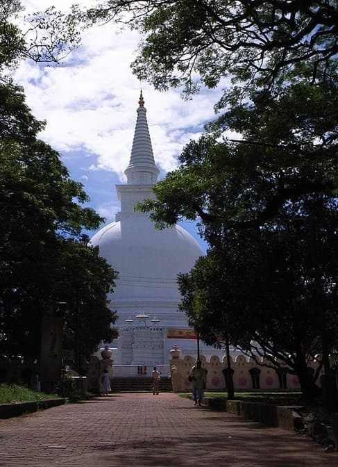 The white dagoba of Mahiyangana Raja Maha Vihara