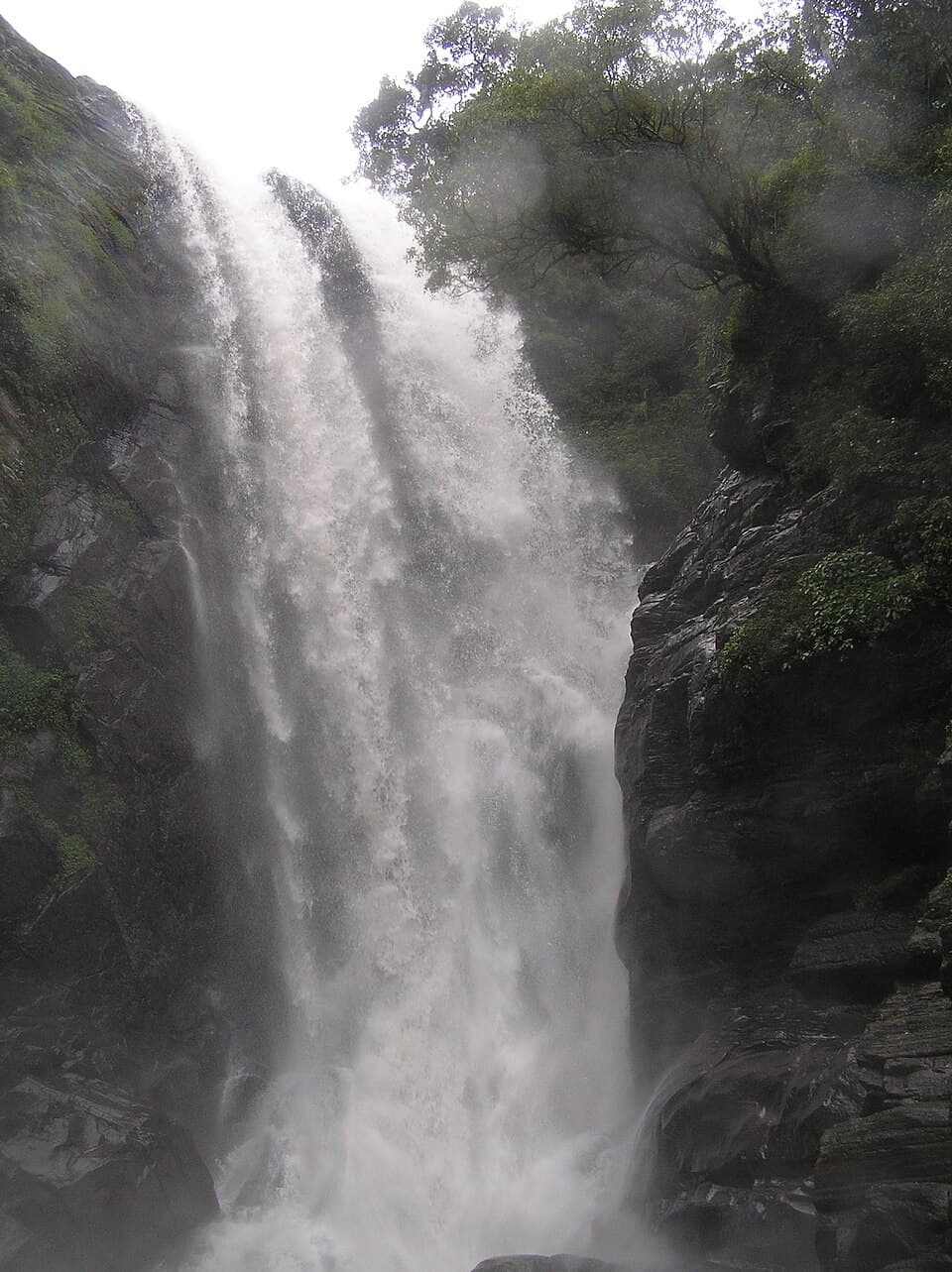 Elgin Falls, a 25-meter waterfall near Ambewela