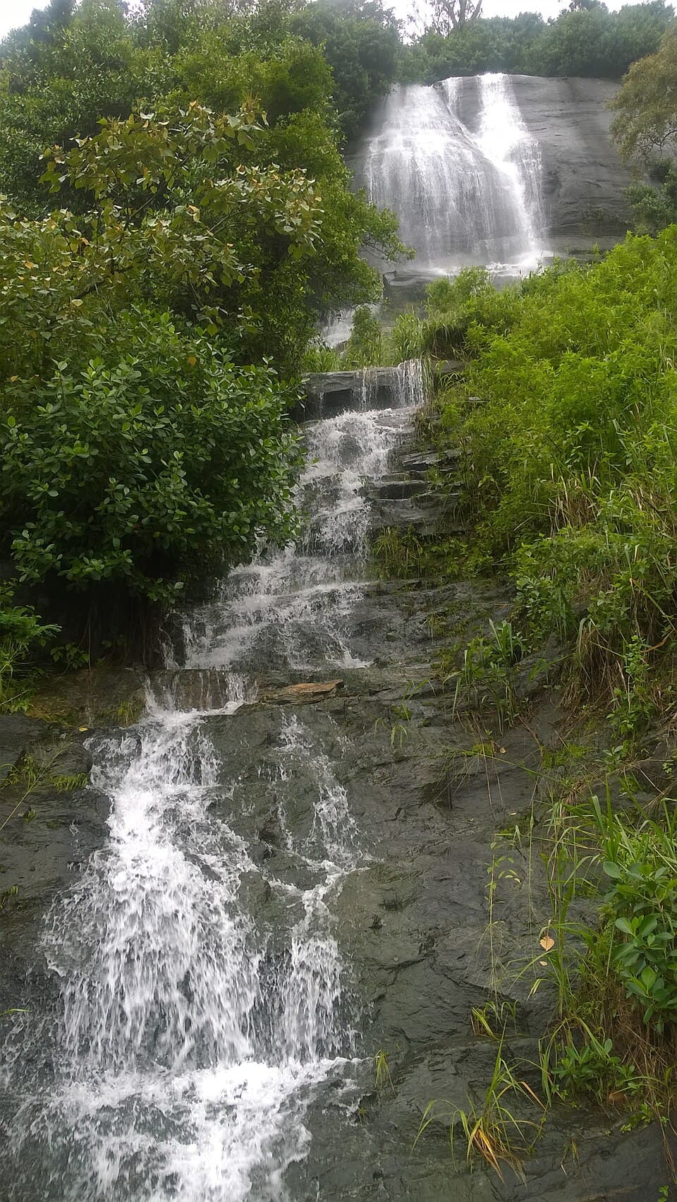 Diyathiri Ella cascading down stepped rock near Dolosbage