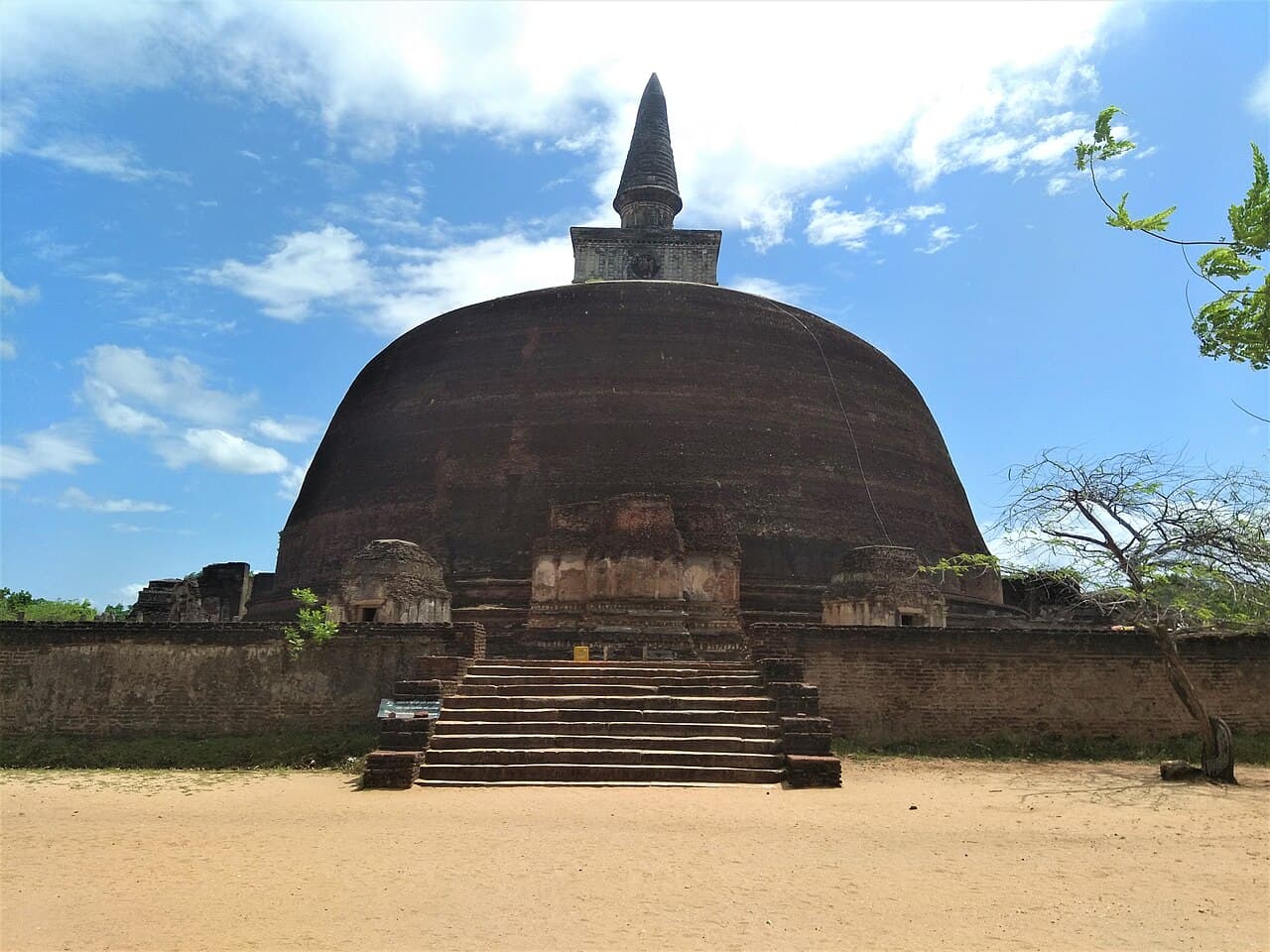 Rankoth Vehera, the largest stupa in Polonnaruwa