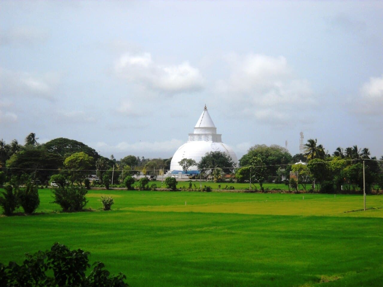 Tissamaharama Raja Maha Vihara, an ancient Buddhist temple with a large stupa