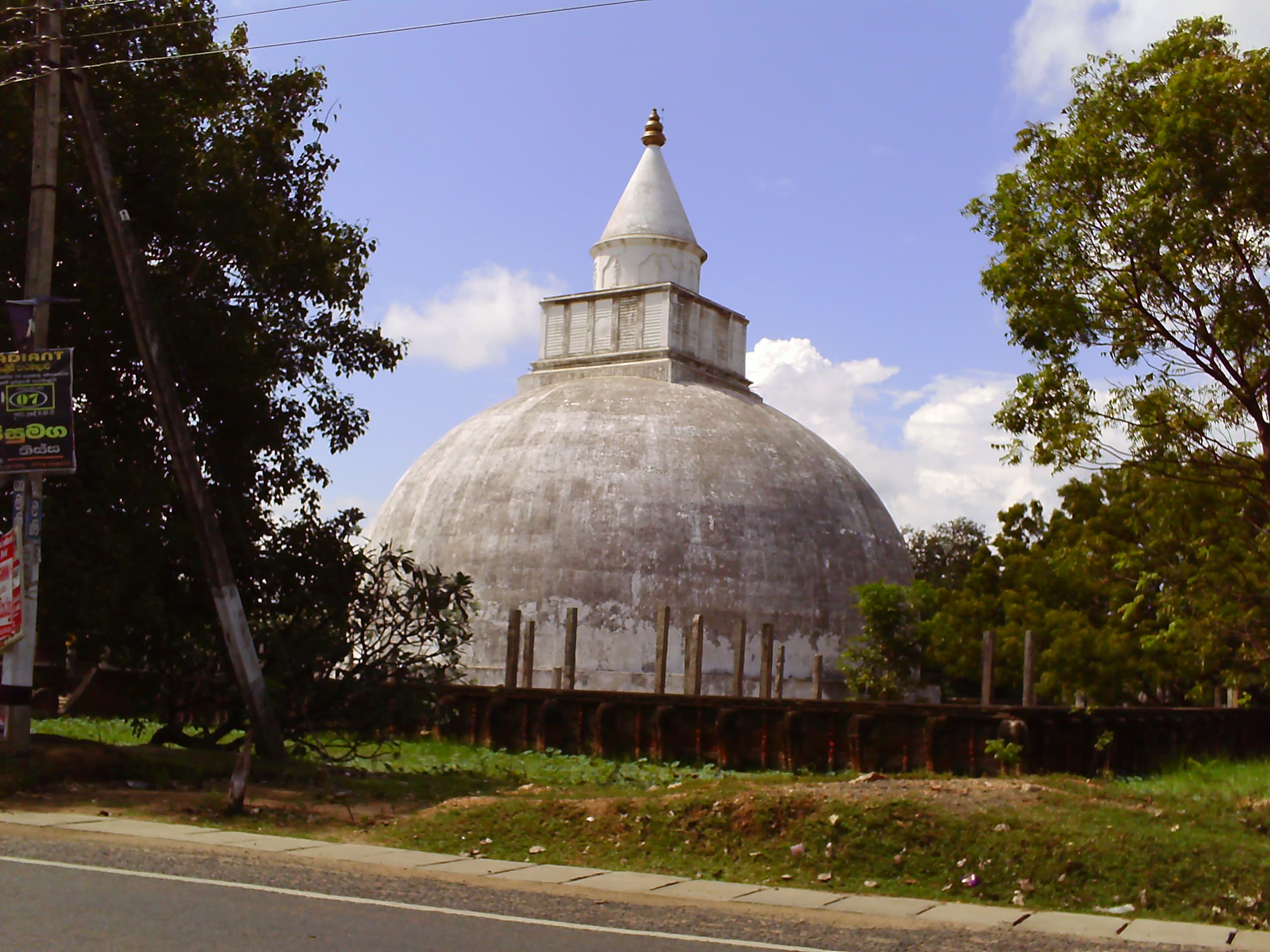 Yatala Vehera and its elephant-head terrace wall, Tissamaharama